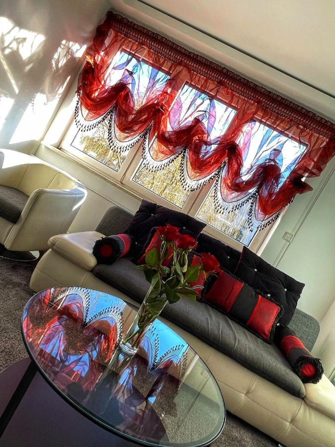 Luxury Red Apartment By Marta Radom Zewnętrze zdjęcie